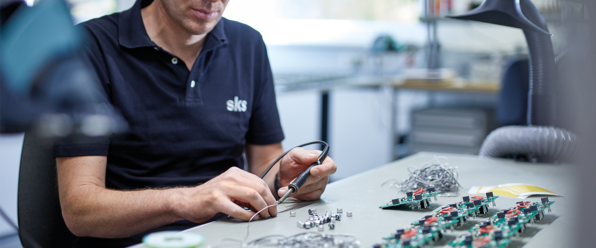 Mitarbeiter bei Lötvorgang in der Produktion
