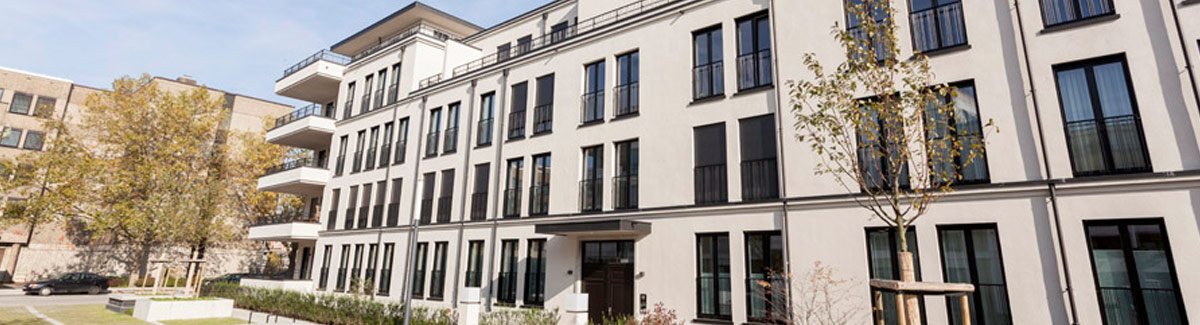 Helle, seitlich aufgenommene Gebäudearchitektur 