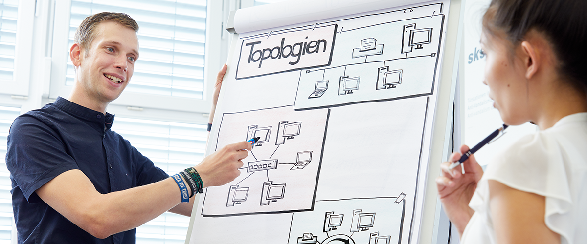 Studenten im Gespräch am Plipchart