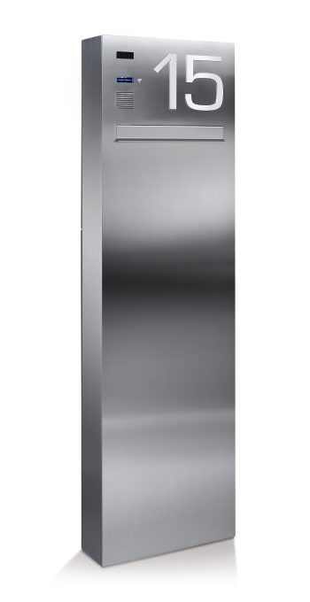 Silberne Stele mit Klingeltaster, Briefkasten und Hausnummergravur 