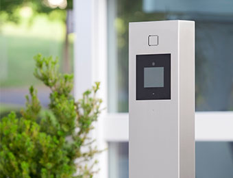 Stele mit COFORT Türstation 5,7 Zoll im Eingangsbereich