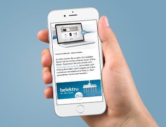 SKS Newsletter auf weißem Smartphone geöffnet 