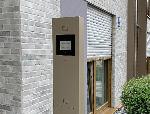 Türstation in Stele
