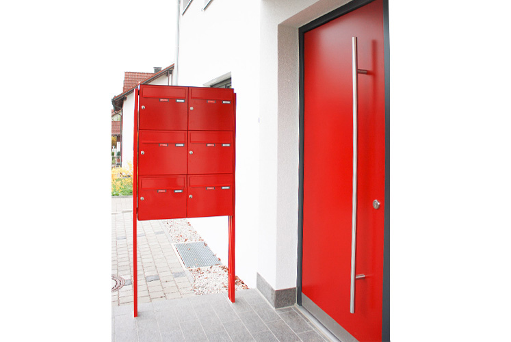 Briefkasten rot freistehend