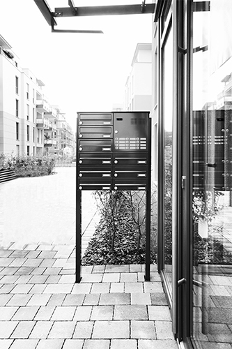 Freistehender Briefkasten mit Gegensprechanlage in schwarz-weiß 