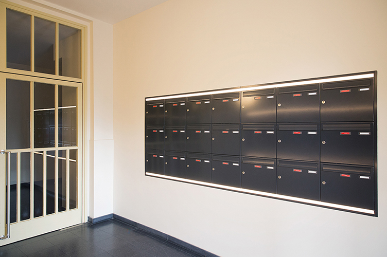 Graue Unterputz Briefkastenanlage 