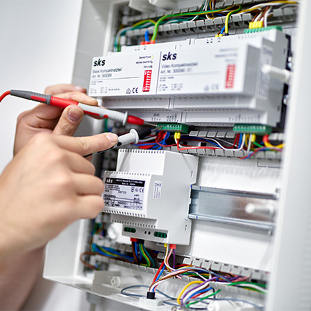 Sicherungskasten mit eingebauten SKS-Bauteilen