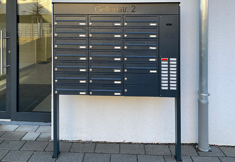 Briefkastenanlage Blue Village
