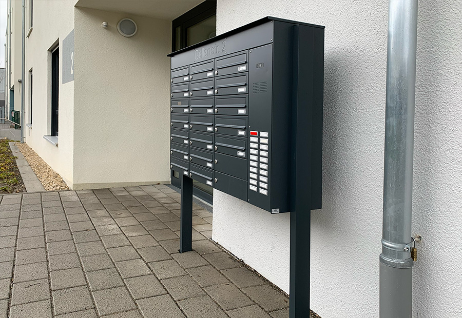 Briefkastenanlage Blue Village