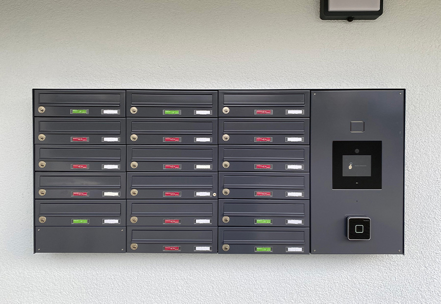 Digitale Briefkastenanlage in dunkelgrau