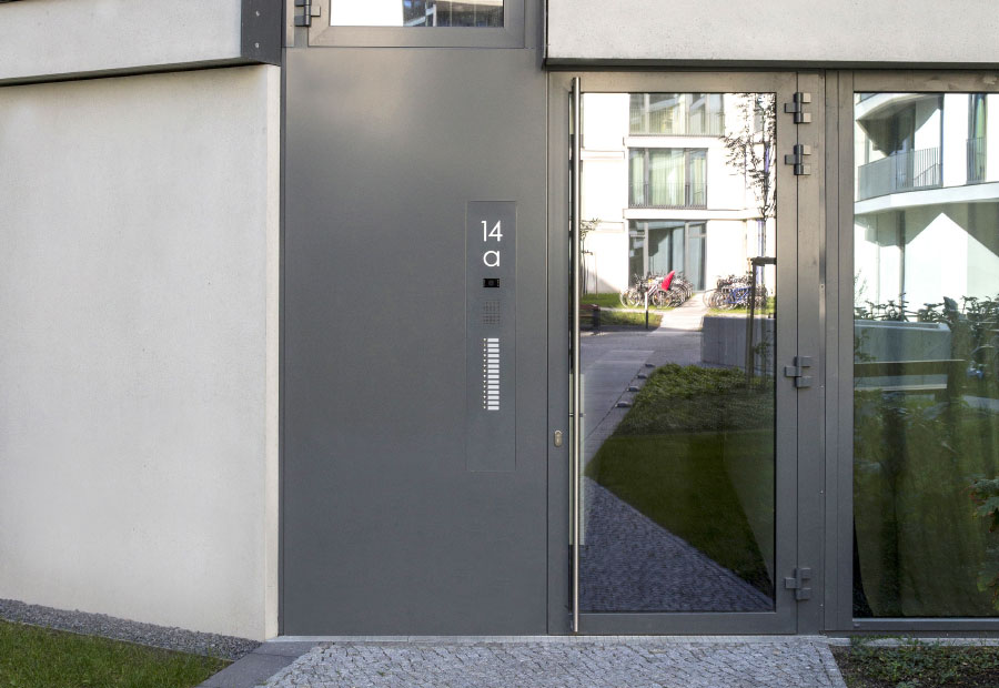 Referenz Polygon Garden Eingangsbereich mit Türstation