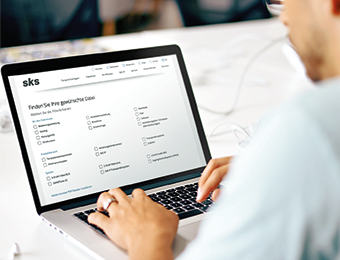 Mann mit Laptop im SKS Download-Portal 