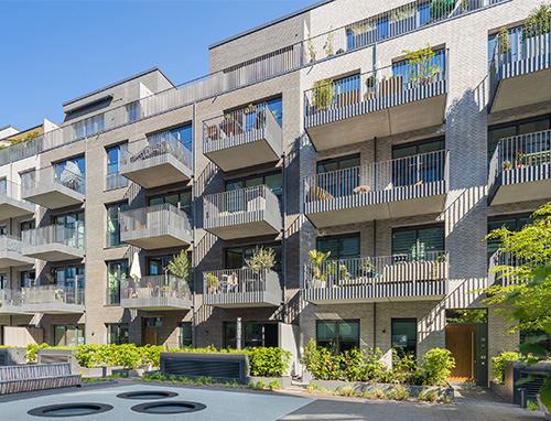 Balkonfront eines modernen Mehrparteienwohnkomplexes